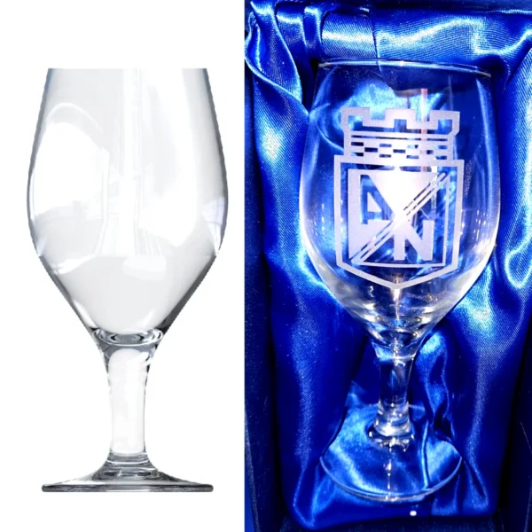 Copa de cerveza de cristal personalizada y grabada con nombre