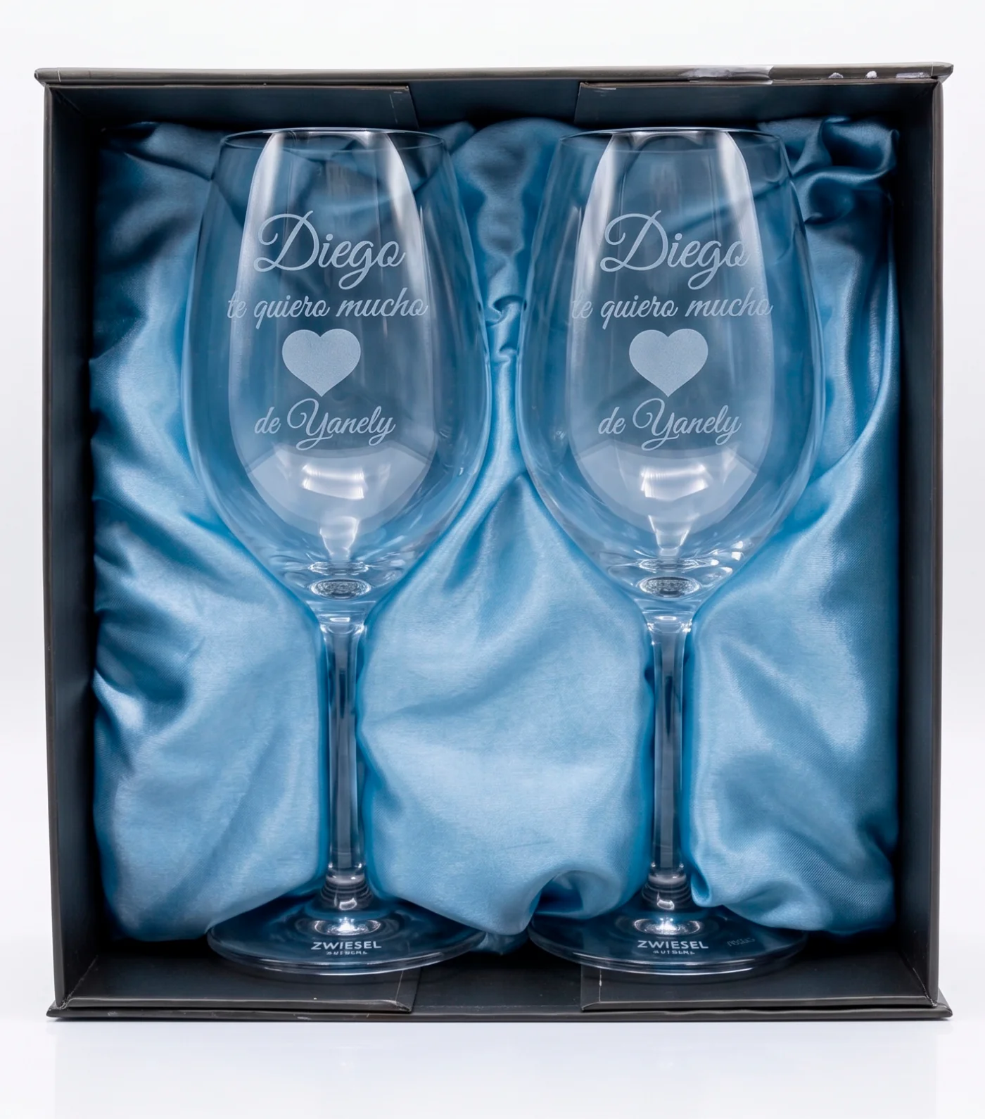 Dos copas de vino Zwiesel grabadas con nombre, presentadas en estuche de regalo